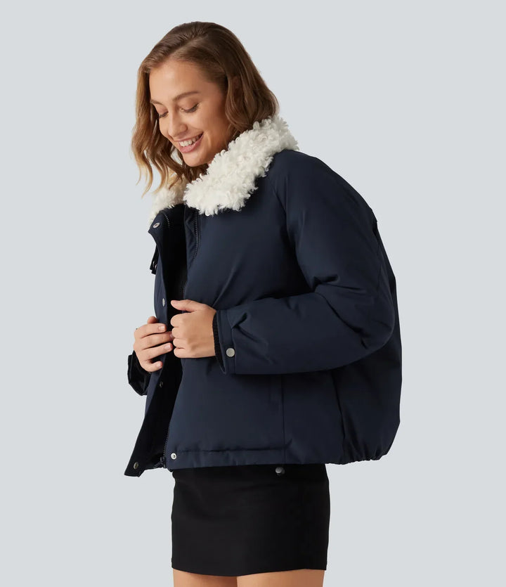 Beige damjacka i vadderad design för kalla dagar