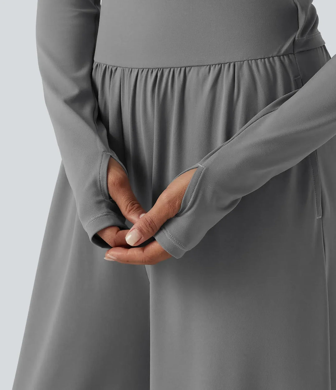 Elegant damjumpsuit i helfigur med djup U-ringning och vida ben