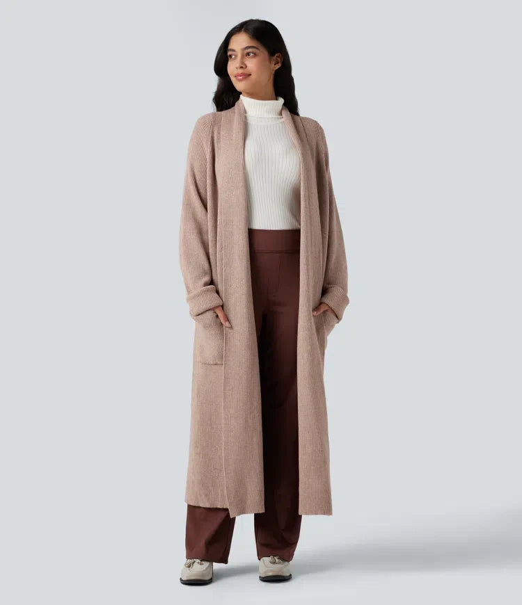 Kvinna i lång beige cardigan framifrån med arbetsbyxor