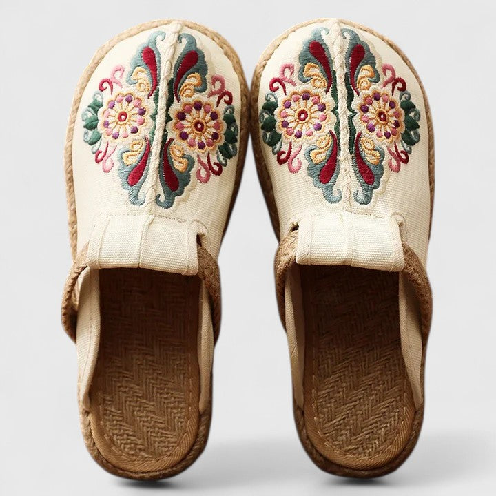 Vita handbroderade blommiga mules med öppen häl