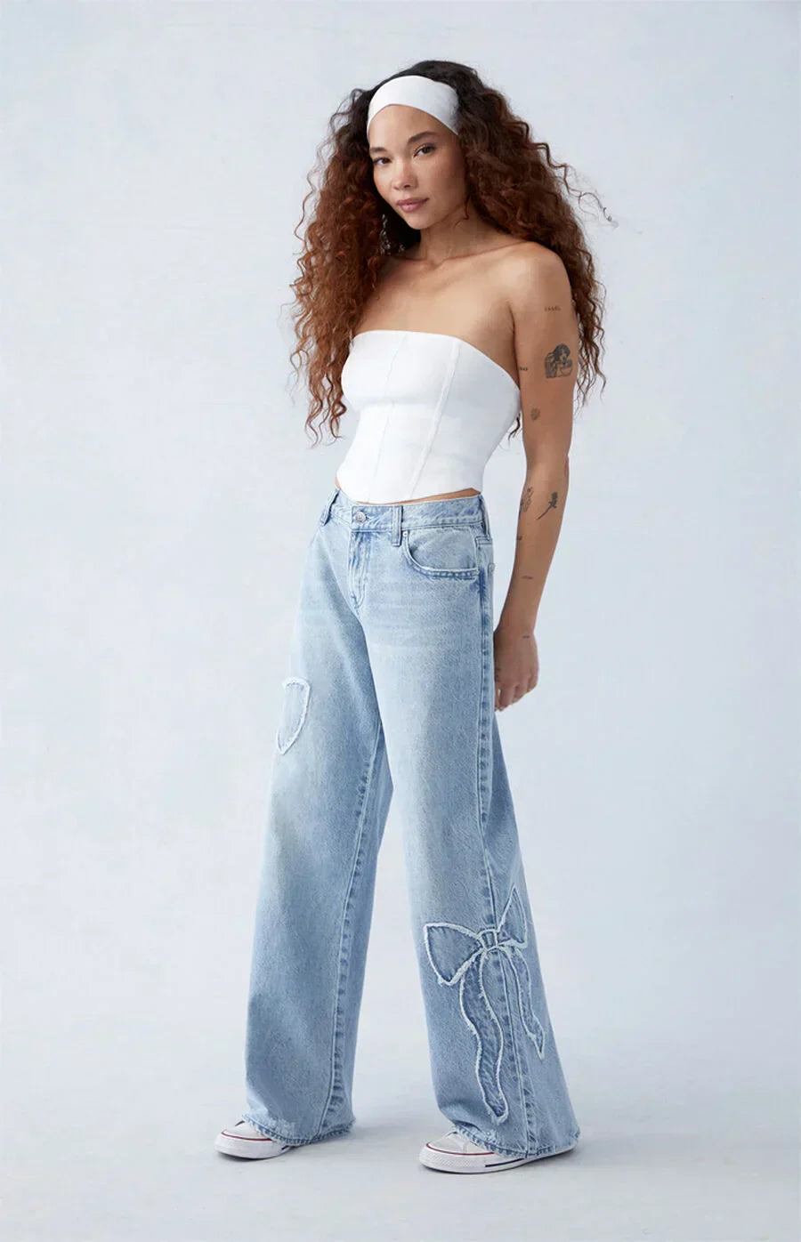 Jeans med rosett i ljus indigo