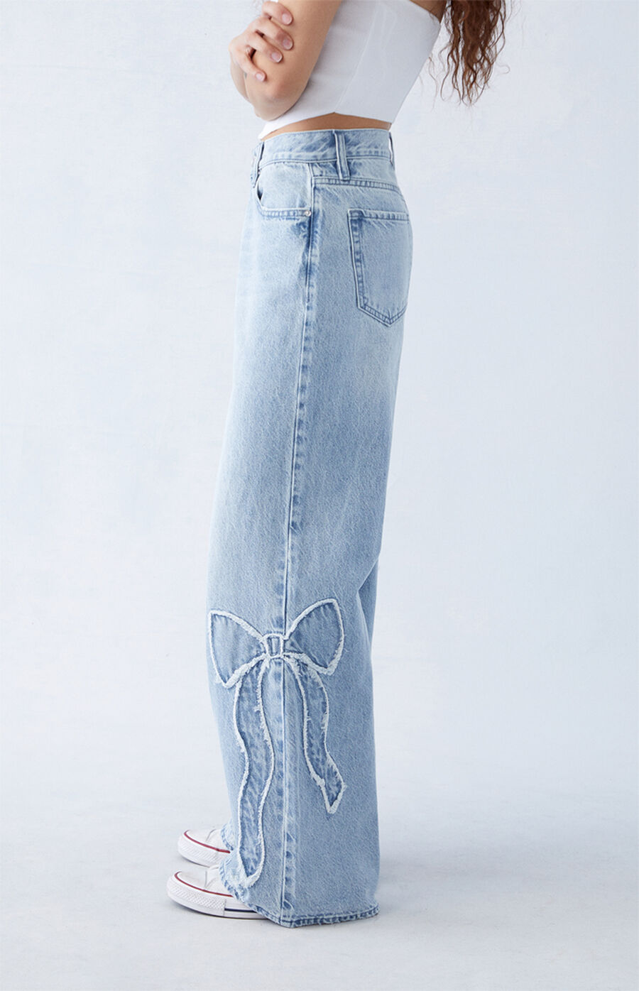 Jeans med rosett i ljus indigo