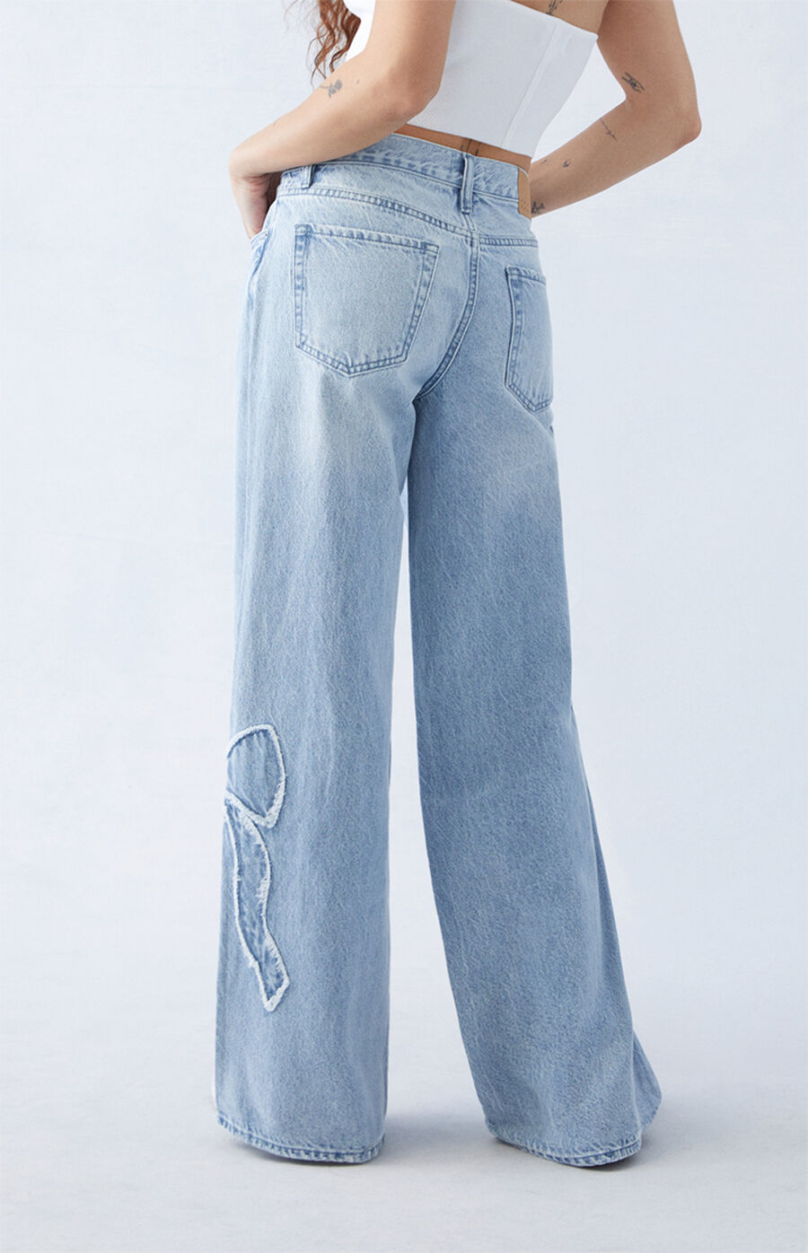 Jeans med rosett i ljus indigo