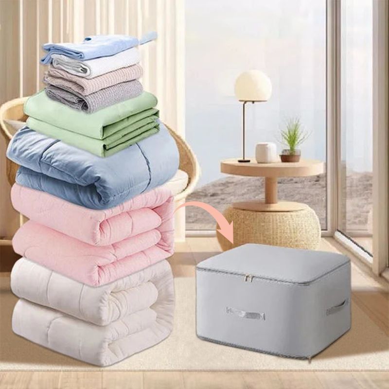 Vikta tröjor som placeras i en praktisk förvaringspåse för resan