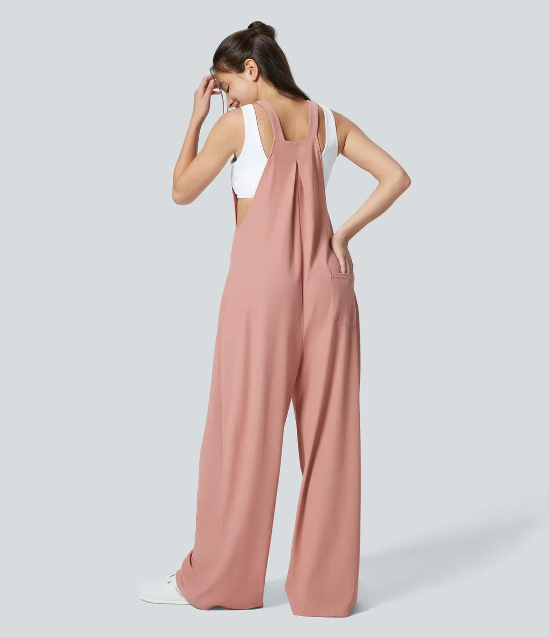 Detaljbild på ficka och sömmar på modern våffeloverall för kvinnor