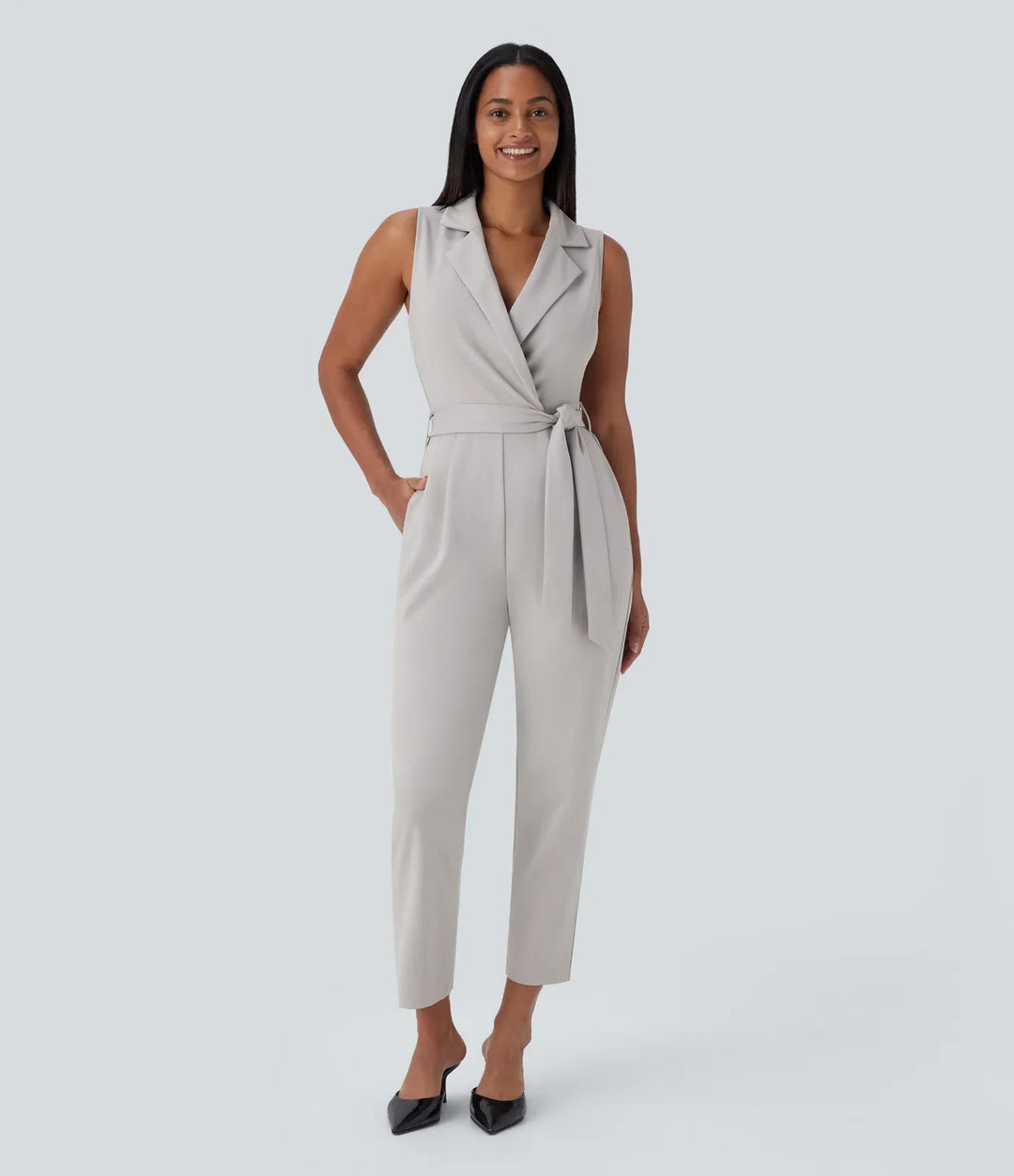 Detaljbild på ärmlös avsmalnande jumpsuit för arbete