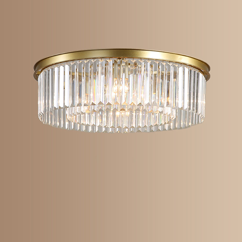 Stämningsfull belysning från lyxig takkristalllampa i mysig hemmamiljö