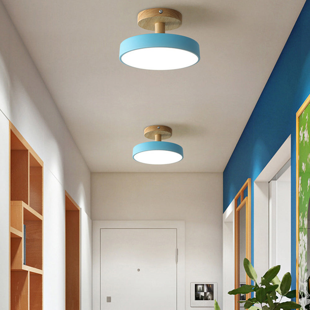 Närbild på trädetaljer och LED armatur på modern taklampa