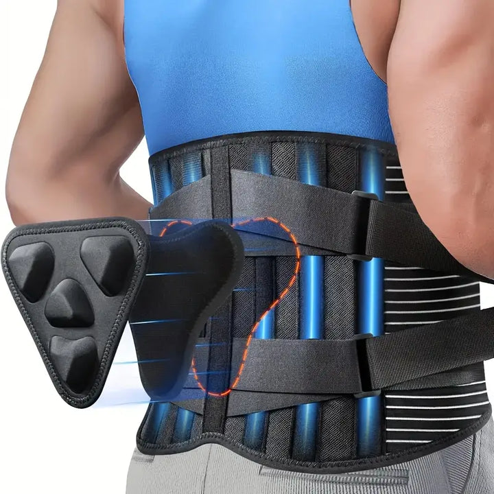 Person som bär ett ergonomiskt rygglumbarstöd med synliga stödstänger