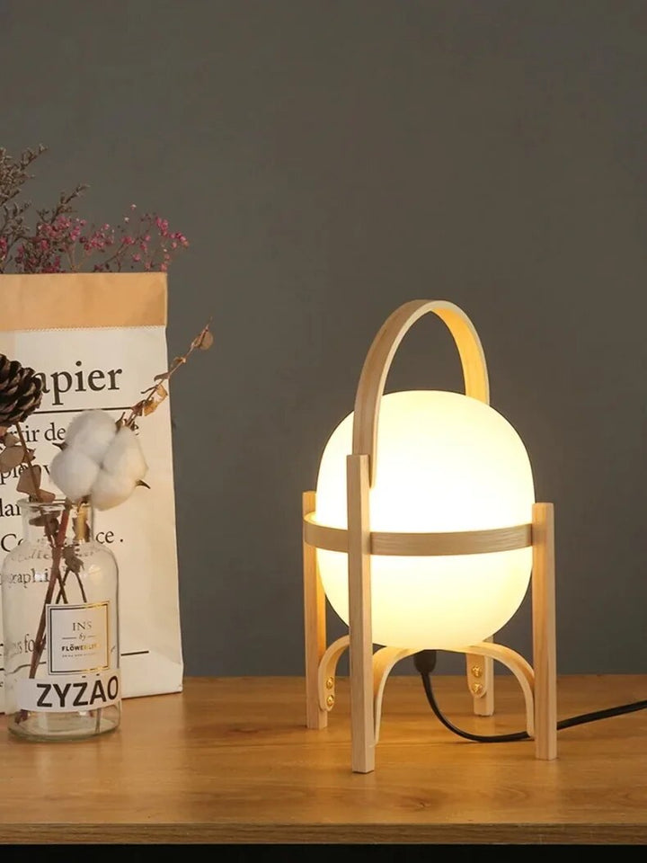 Närbild på modern bordslampa i trä med energieffektiv LED för inredning