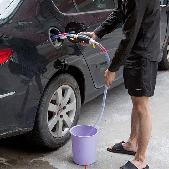 Vätskepump som används för att föra över vätska till en hink