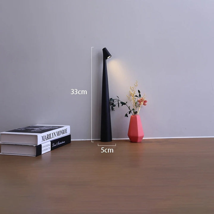 Stilren LED-bordslampa med trådlös funktion och skandinavisk formgivning