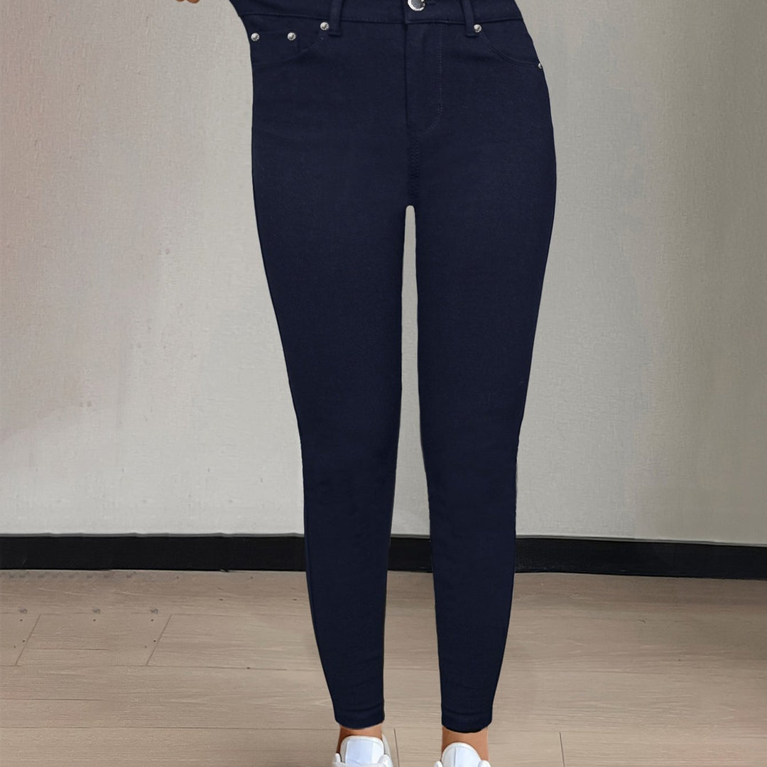 Svart damjeans med hög midja och skinny fit framifrån