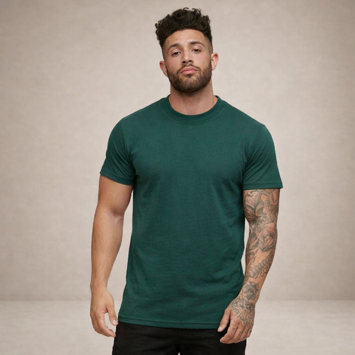 Helhetsbild på slim fit herrtshirt i neutral miljö