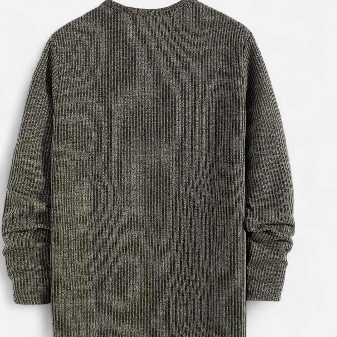 Ryggparti av en beige kabelstickad herrmode-tröja med lång ärm för vardagsbruk.