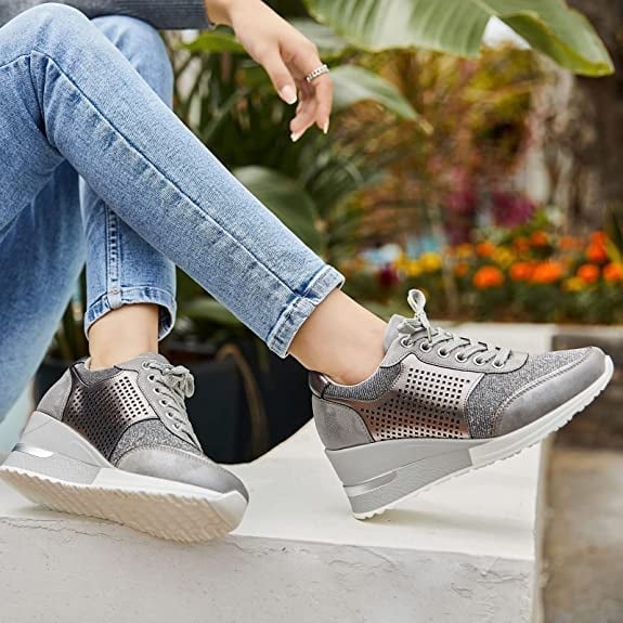 Grå sneakers med kilklack och perforerade detaljer för kvinnor