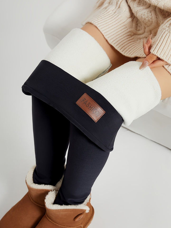 Närbild på foder och detaljer i varma vinterleggings för dam