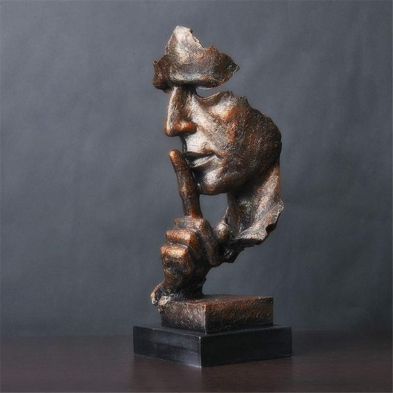 Serenity Sculpt abstrakt skulptur i bronsfinish som visar ett ansikte med tystnadssymbolik