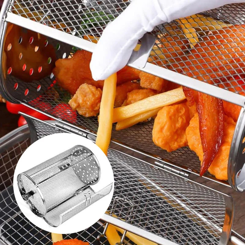 Roterande grillkorg i rostfritt stål fylld med friterad mat