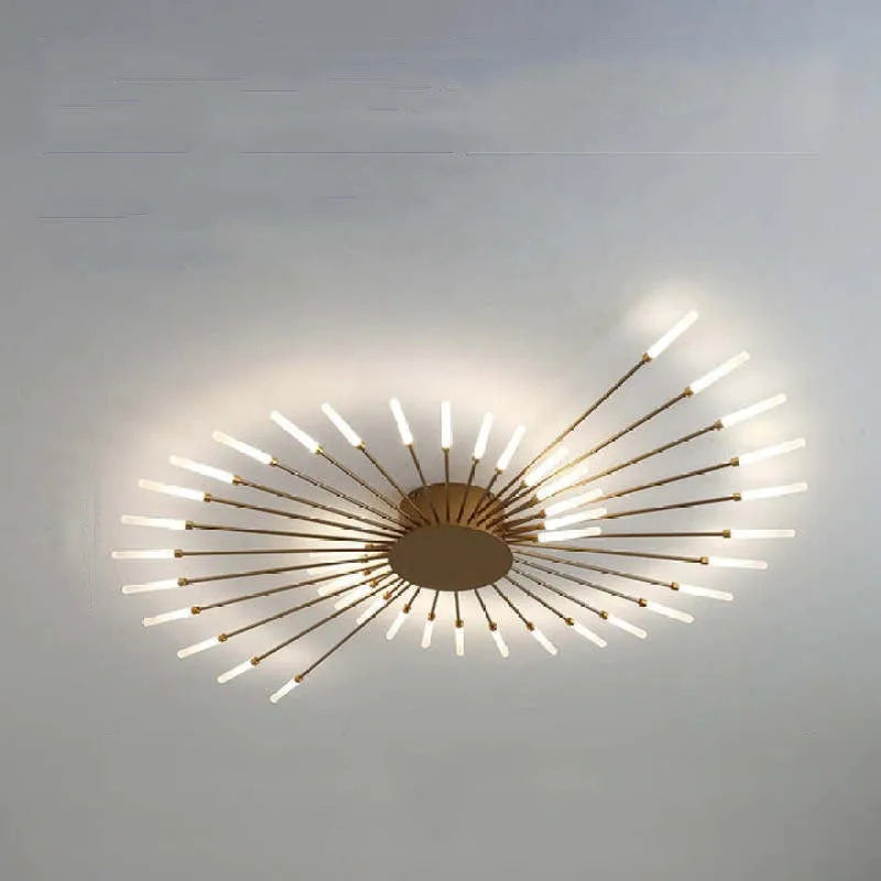 Närbild på hänglampans sofistikerade metalldetaljer och kristallprydnader