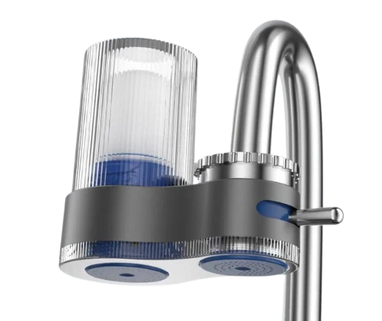 Närbild på kranvattenfilter i metall och transparent design