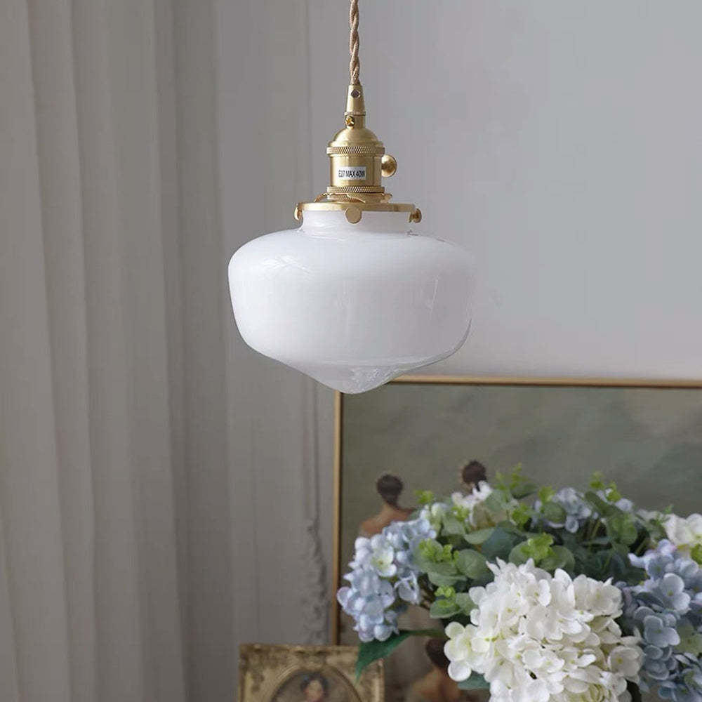 RetroLuxe industriell pendellampa med opalglas och mässingsdetaljer sedd från sidan