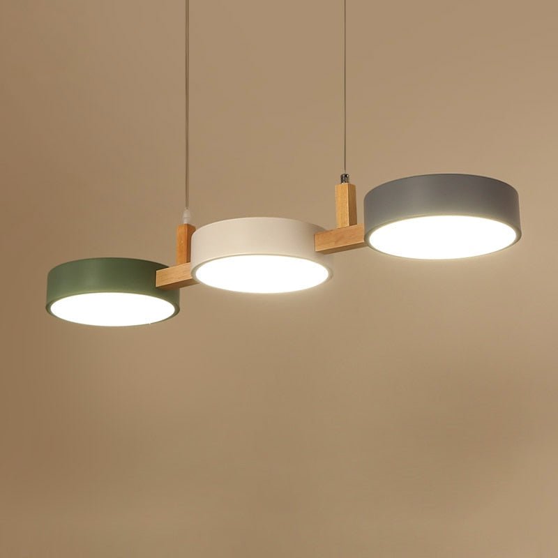Modern nordisk taklampa i metall och trä för kök