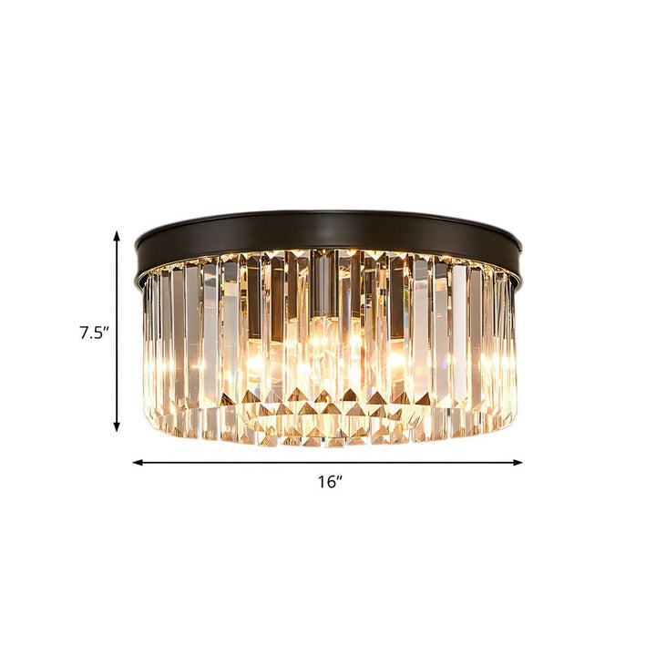 Detaljbild på svart metallram och hängande kristaller i takbelysning