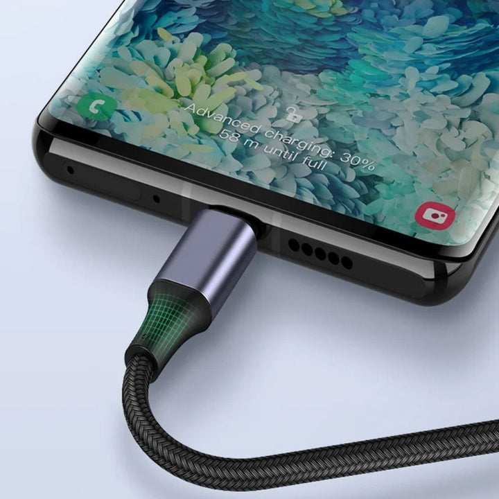 USB C-kabel ansluten till en smartphone som visar snabbladdning