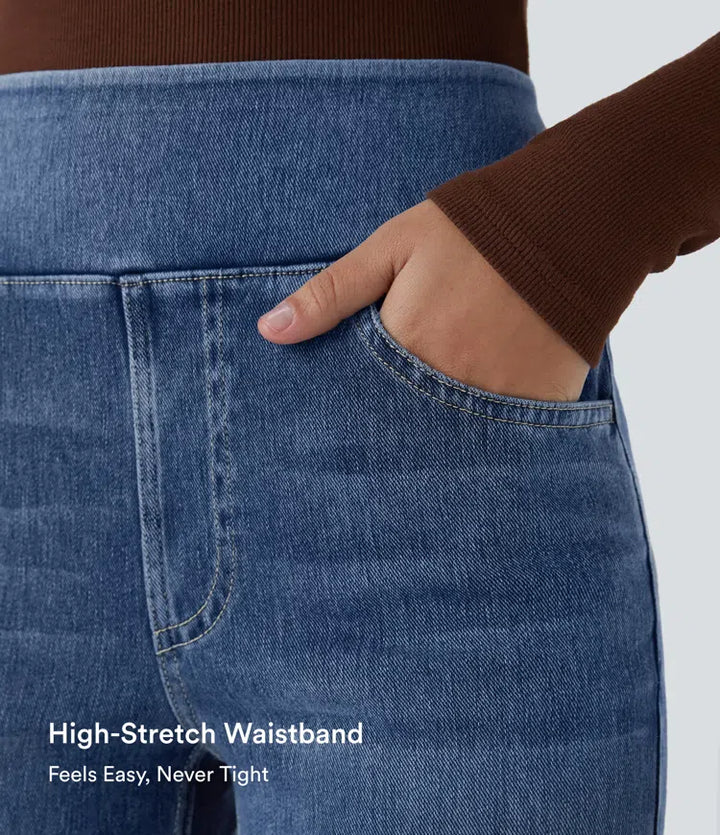 Detaljbild på framficka och hällor på stretchiga jeans för dam