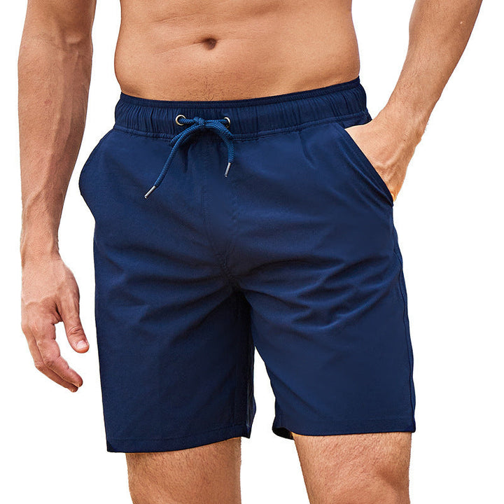 Mörkblå herrbadshorts på modell