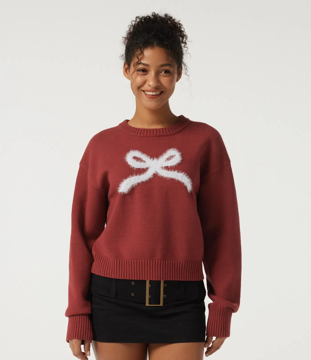 Närbild på rosett och stickad textur på elegant långärmad damtröja