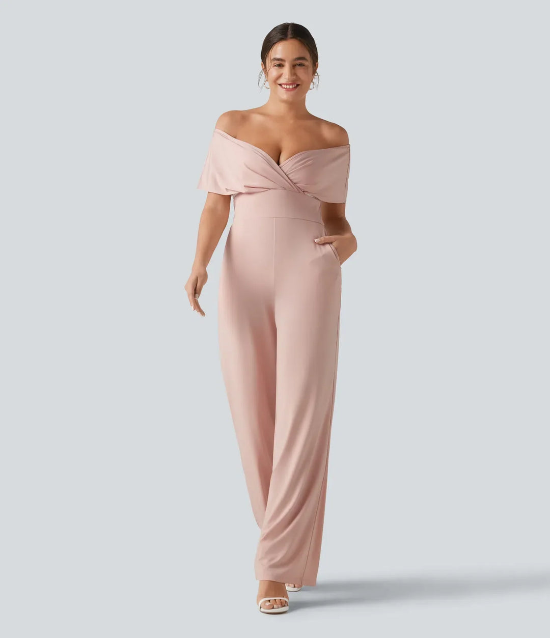 Helkroppsbild framifrån av modell i rosa vardagsjumpsuit med fickor