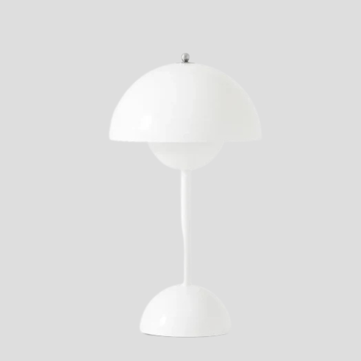 Sladdlös bordslampa i metall med stilren design för modern inredning