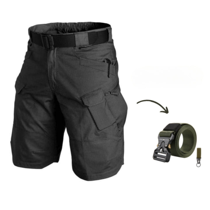 Mörka cargo-shorts uppställda bredvid ett grönt taktiskt bälte