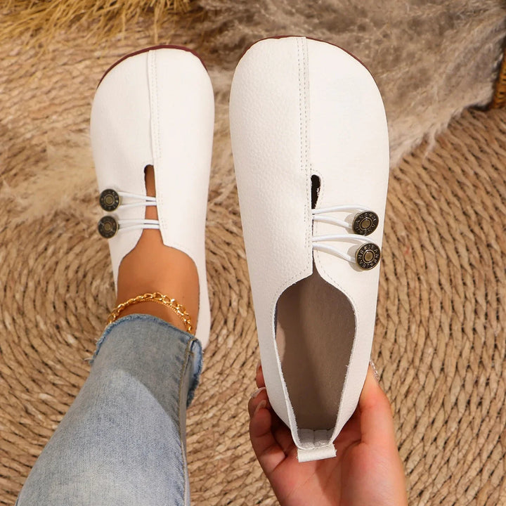 Bruna damloafers med dekorativa knappar, bekväma vardagsskor i slip-on modell