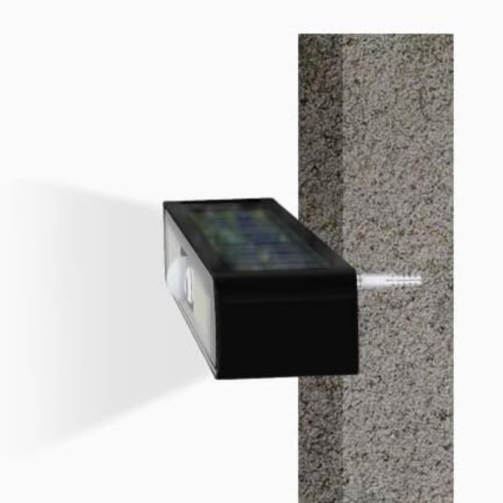 Närbild på solcellsdriven trädgårdslampa som visar LED-belysning och sensor