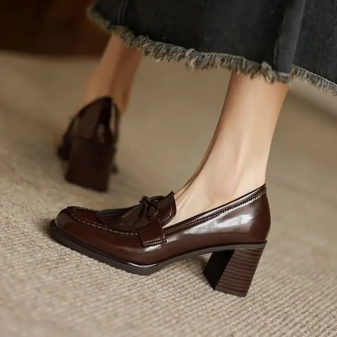 Närbild på svarta loafers för dam med stiliga tofsar och snygga sömmar