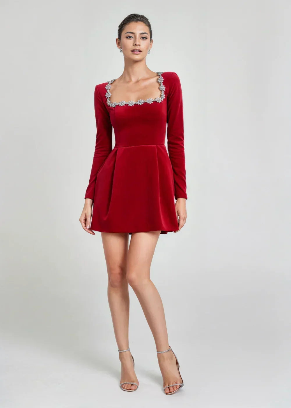 Vit elegant miniklänning med lång ärm och trendig fyrkantig hals