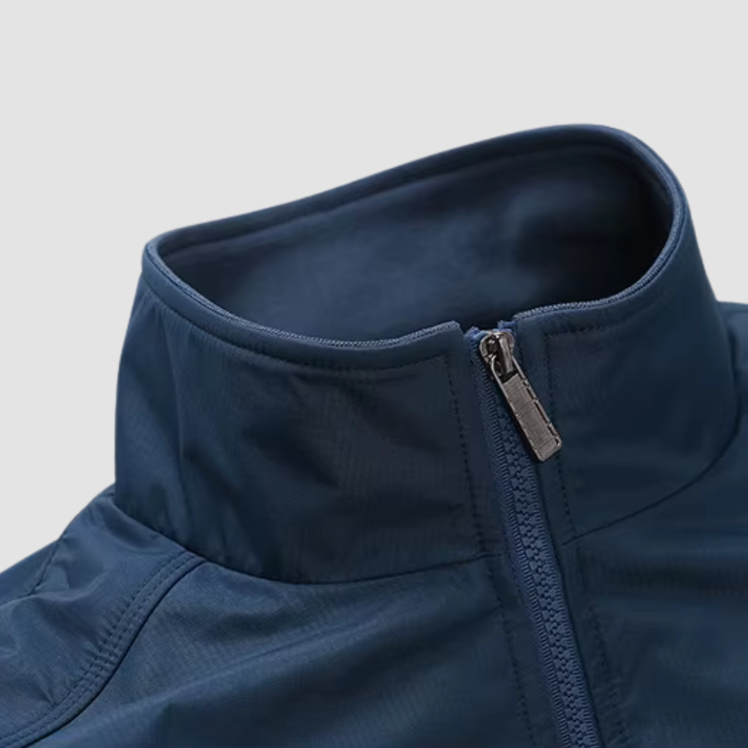 Innerfoder och fickdetaljer på stilsäker herrjacka