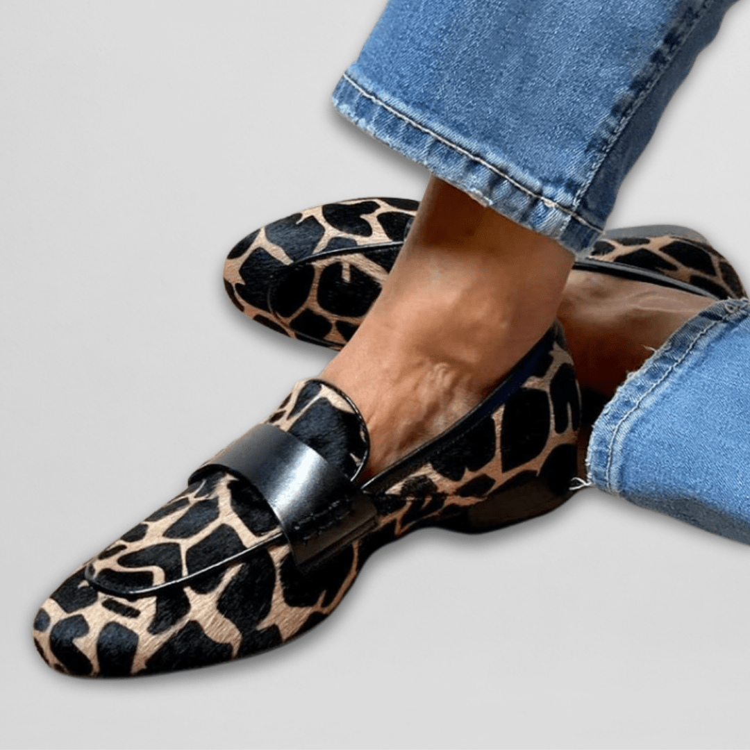 Dam loafers Brigitte i leopardmönster matchade med blå jeans