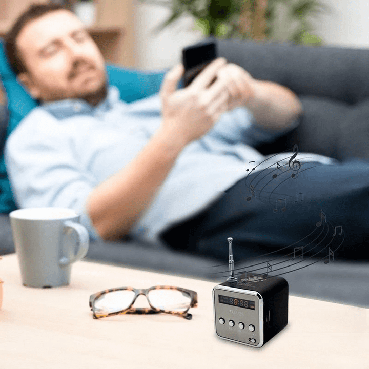 Detaljbild på bärbar bluetooth högtalare i modern och ren stil