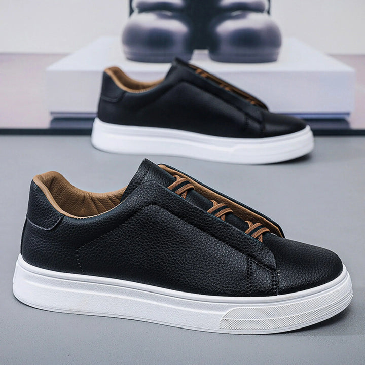 Helhetsbild av beiga slip-on-sneakers