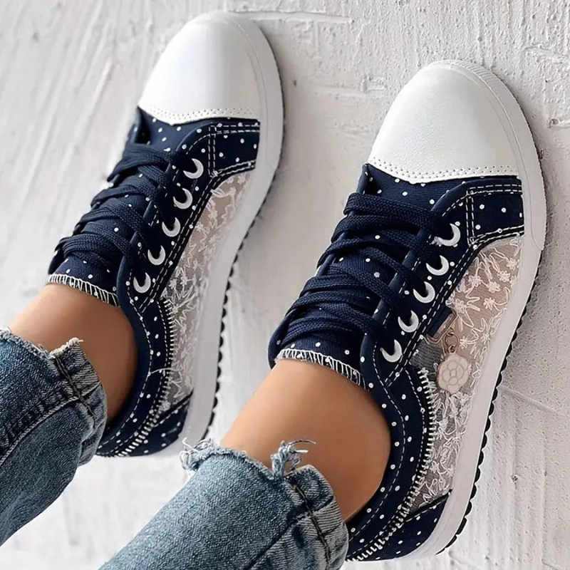 Detaljbild på häl och sula på blå dam sneakers