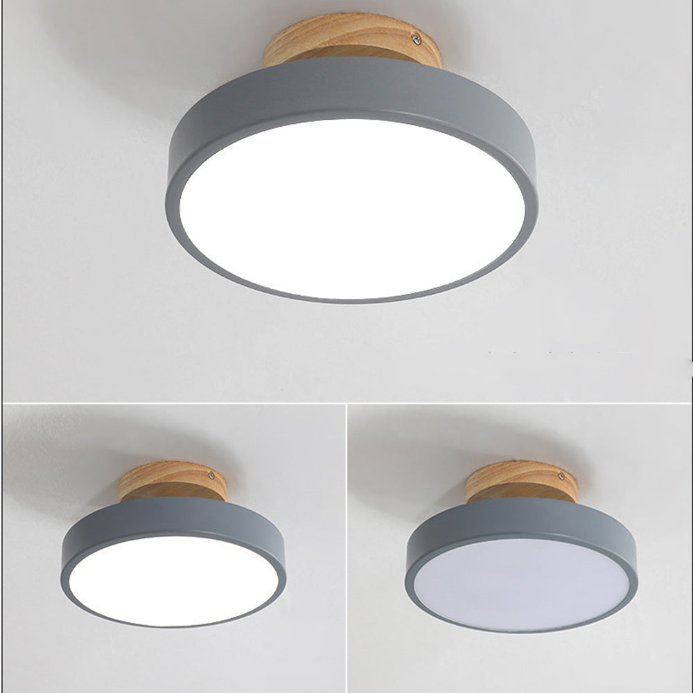 Detaljbild på lampans fäste i metall och naturligt trämaterial
