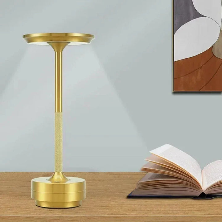 Trådlös LED-bordslampa i metall med stilren design för modern heminredning