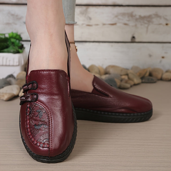 Vinröda slip-on-loafers för damer med dekorativa detaljer