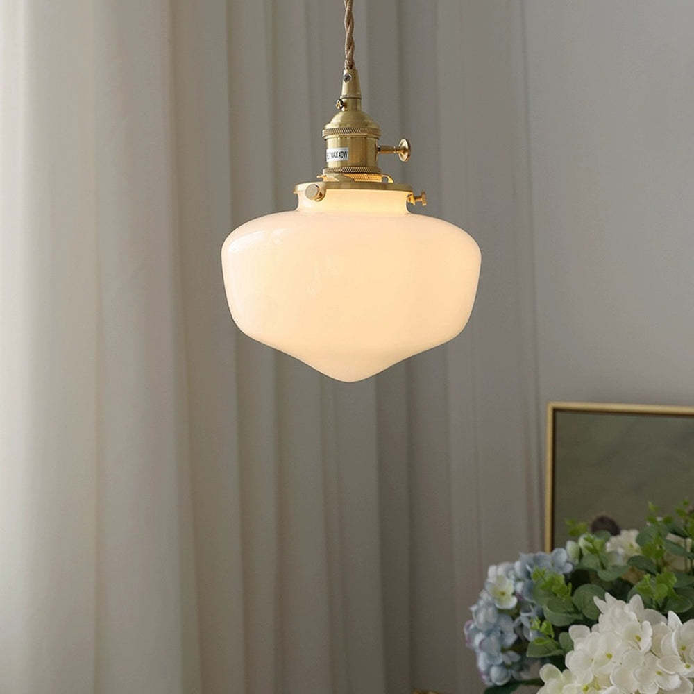 Närbild på RetroLuxe taklampa i opalglas mot ljus bakgrund