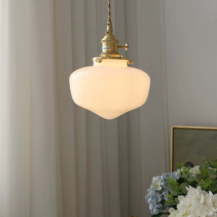 Närbild på RetroLuxe taklampa i opalglas mot ljus bakgrund