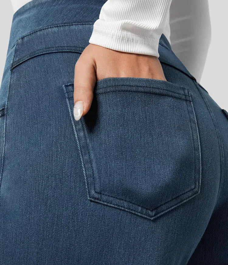 Detaljbild på linning och knapp på högmidjade damjeans